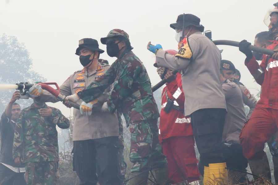 Kapolda Riau Irjen Mohammad Iqbal Turun Langsung Padamkan Api, Pastikan Karhutla Di Perbatasan Kota Dumai dan Kabupaten Bengkalis Dapat Teratasi