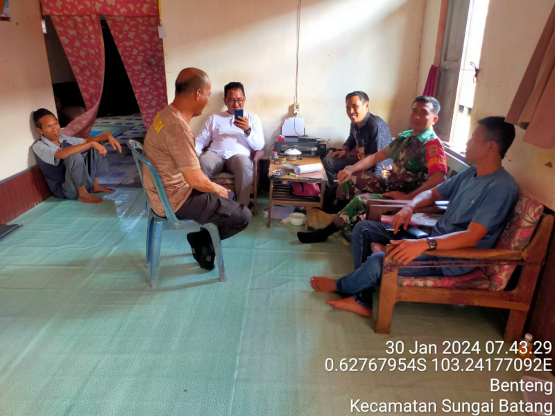 Komsos, Babinsa Koramil 07/Reteh Ingatkan Warga Pentingnya Lingkungan Sehat