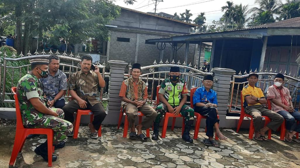 Anggota Koramil 03/Tempuling Melayat Kerumah Duka Pensiunan TNI AD