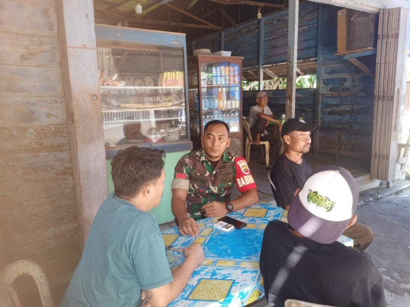 Babinsa Desa Pulau Ruku Jaga Hubungan Harmonis dengan Warga Binaan untuk Meningkatkan Keamanan dan Ketertiban