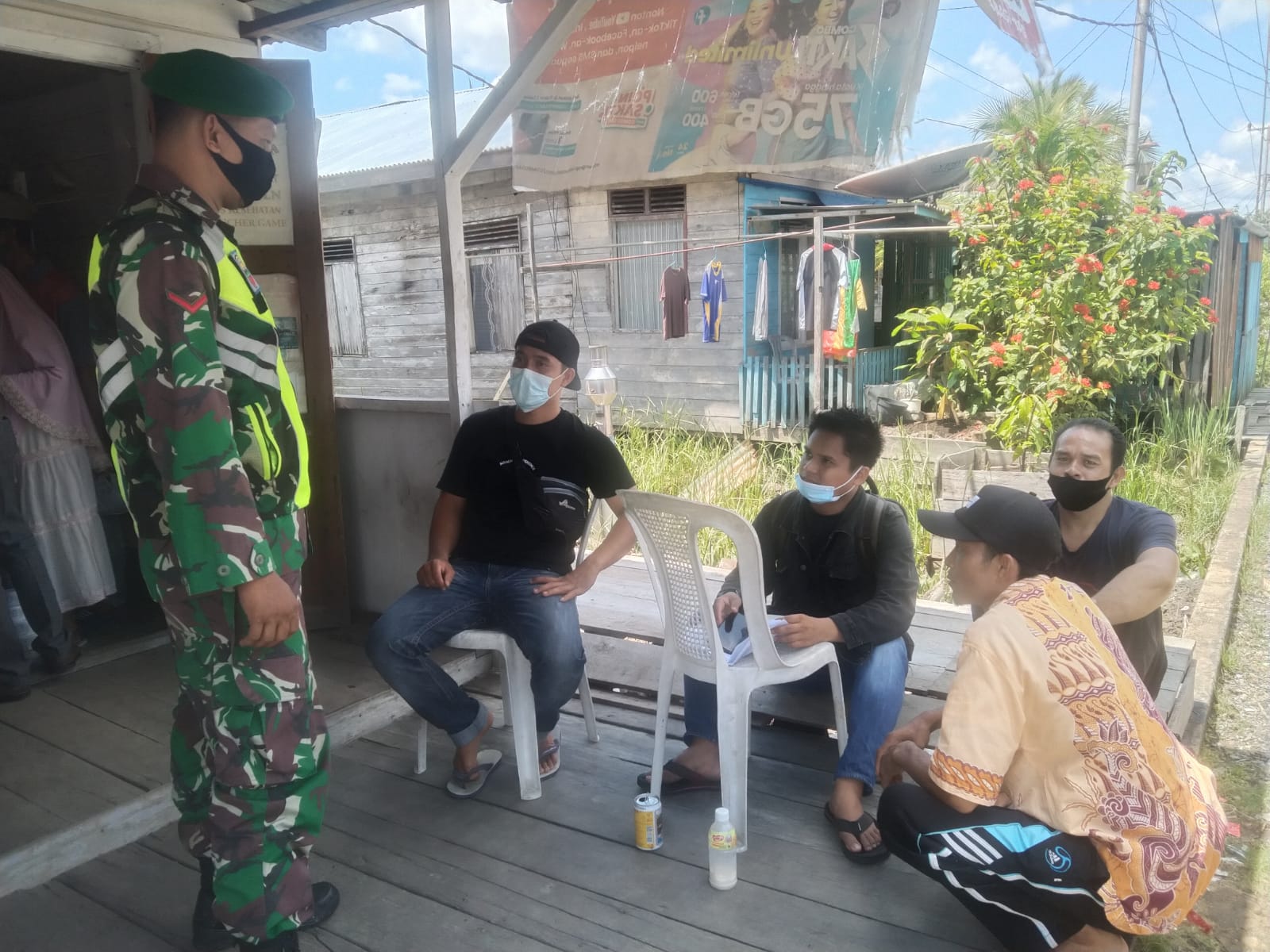 Personil Koramil 04/Kuindra Tak Bosan-bosannya himbau Masyarakat untuk Patuhi Protkes