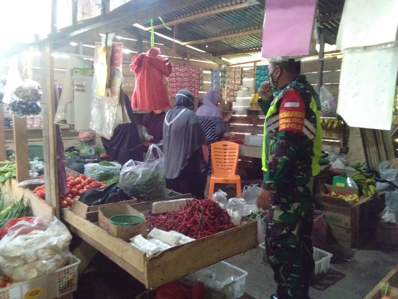Disiplinkan Protokol Kesehatan Babinsa Koramil 03/Siak Awasi Pasar Pagi Kampung Benteng Hulu