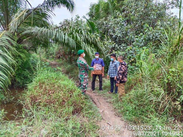 Bersama Warga Desa Tasik Raya, Serda P Sitompul Lakukan Patroli Karhutla