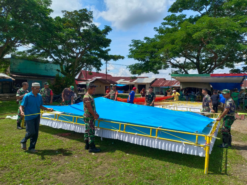 Sukseskan MTQ Tingkat Kecamatan, Babinsa Koramil 03/Tpl Berperan Aktif Ikut Gotong Royong Peryiapan Tempat