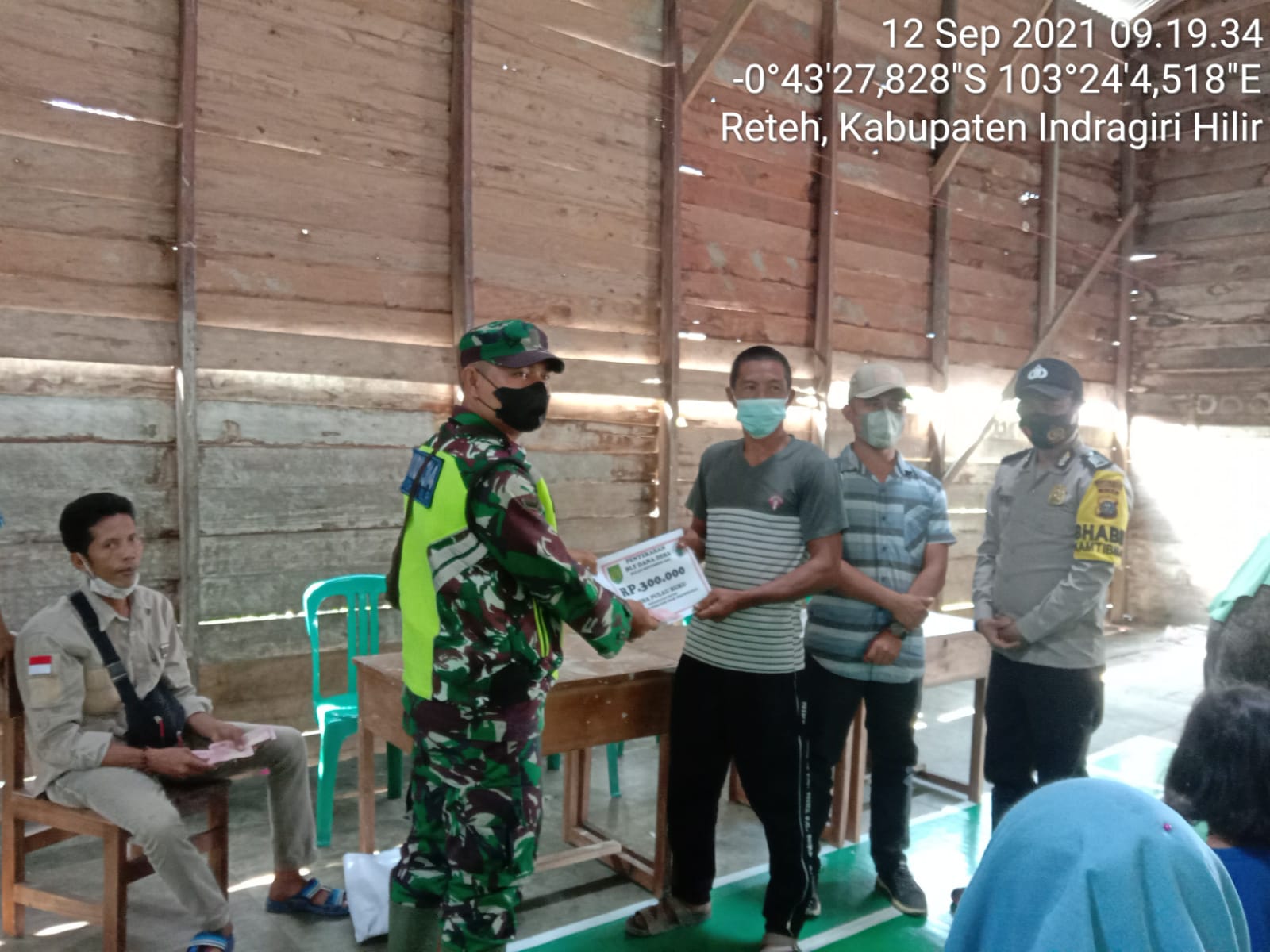 Babinsa Koramil 07/Reteh Dampingi Penyaluran BLT di Pulau Ruku