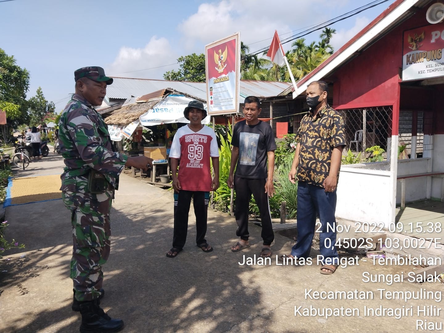 Serma Syamsul Azman Babinsa 03/Tempuling Komsos Dengan Tomas Kampung Pancasila
