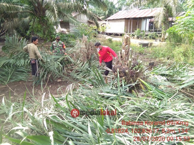 Babinsa Koramil 09/Kemuning Ajak Warga Goro Bersihkan Kiri-kanan Jalan di Desa Talang Jangkang