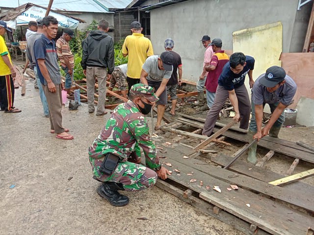 Babinsa Koramil 03/Tempuling Goro Bersama Masyarakat Kampung Pancasila