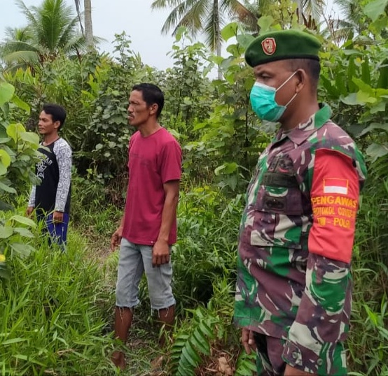 Bersama Masyarakat, Babinsa Koramil 04/Kuindra Rutin Lakukan Patroli Karhutla