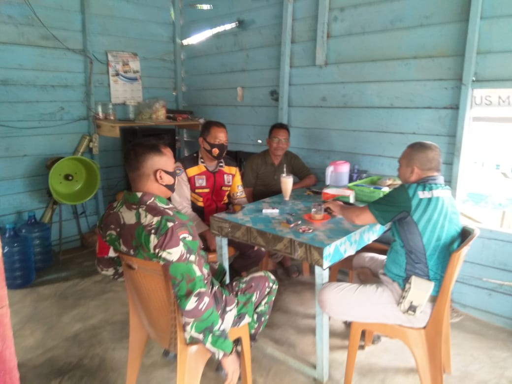 Babinsa 09/Kemuning Lakukan Komsos, Di Warung Kopi Pun Jadi