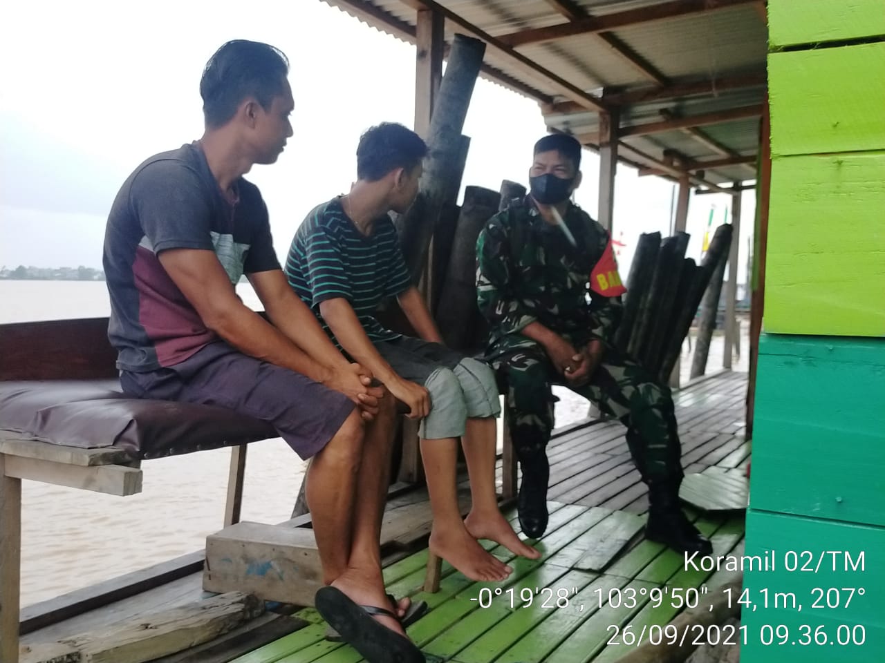 Babinsa Koramil 02/Tanah Merah Lakukan Pembinaan Wilayah dengan Komsos Bersama Warga