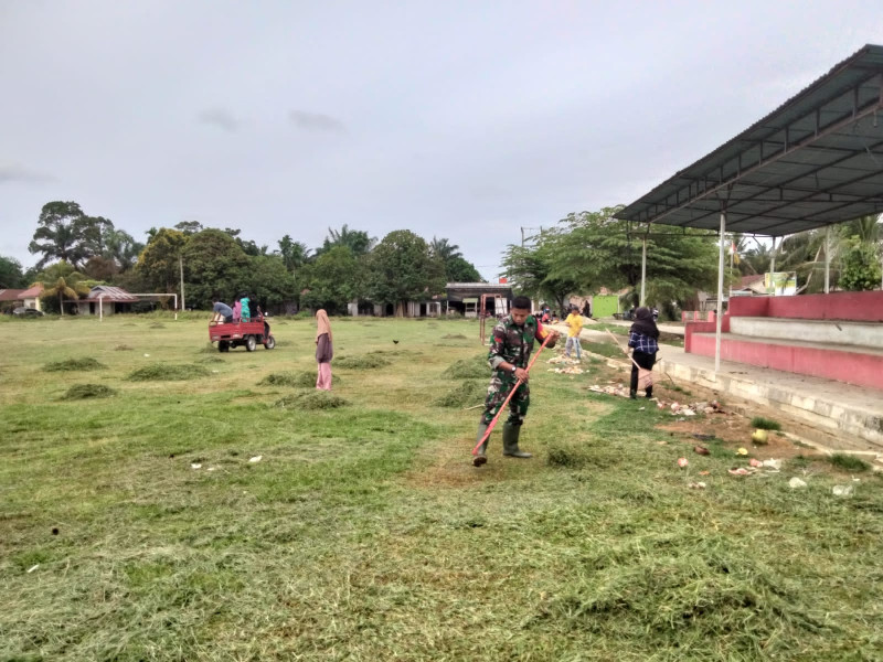 Wujudkan Kebersihan Lingkungan, Babinsa Koramil 09/Kemuning Bersihkan Selokan
