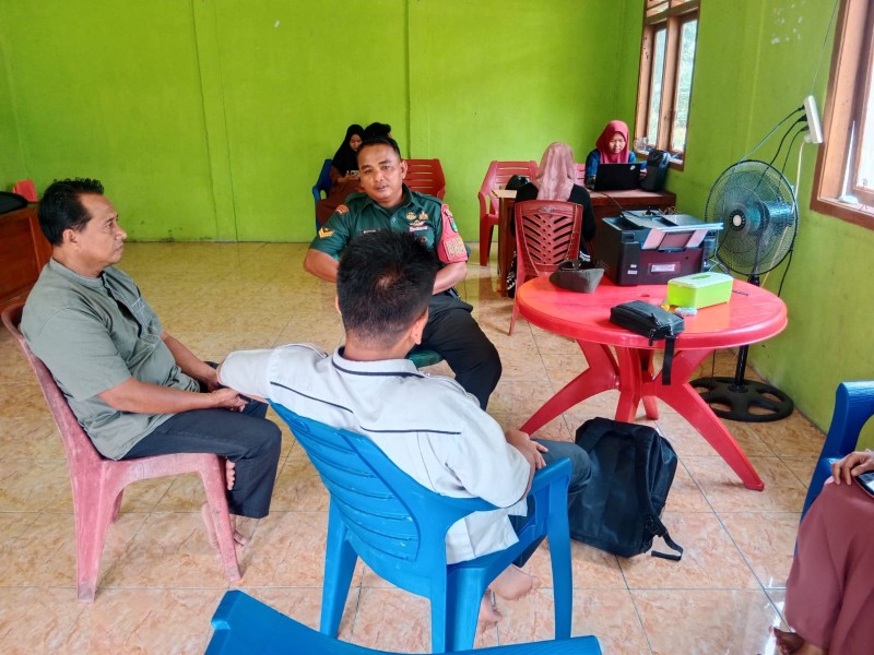 Babinsa Koramil 09/Kemuning Manfaatkan Suasana Lebaran Untuk Melakukan Komsos dekatkan Diri dengan Warga Binaan