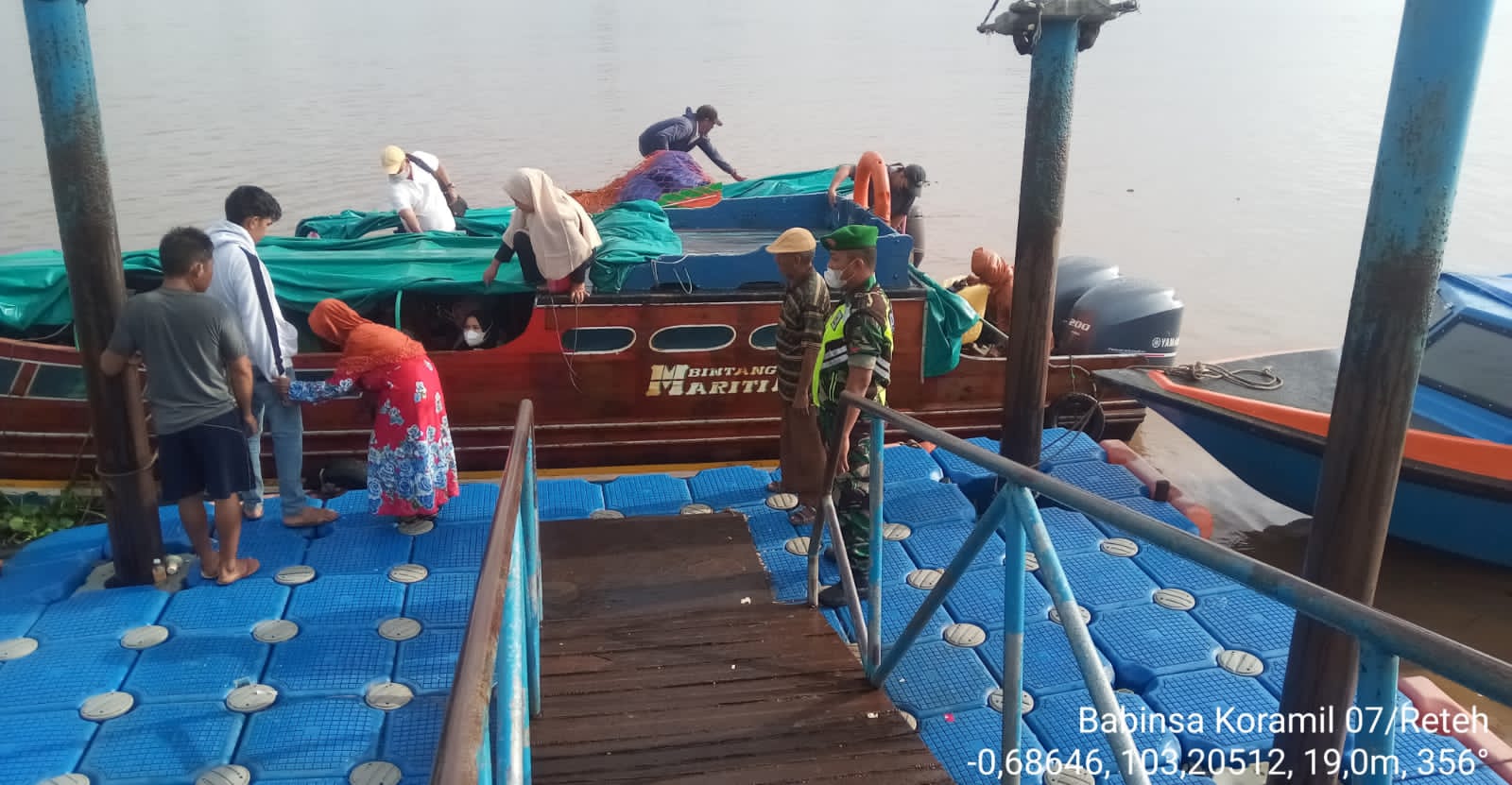 Pengecekan Prokes Yang Dilakukan Terhadap Penumpang Pelabuhan Oleh Babinsa Koramil 07/Reteh