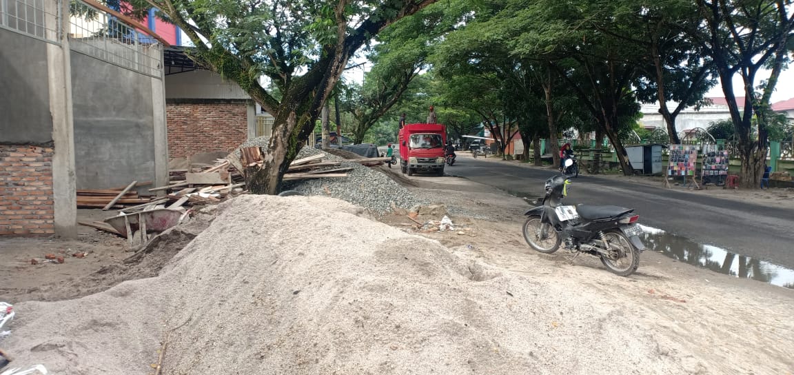 Bahan Material Toko Bangunan di Tanjungbalai ini Menumpuk di Pinggir Jalan