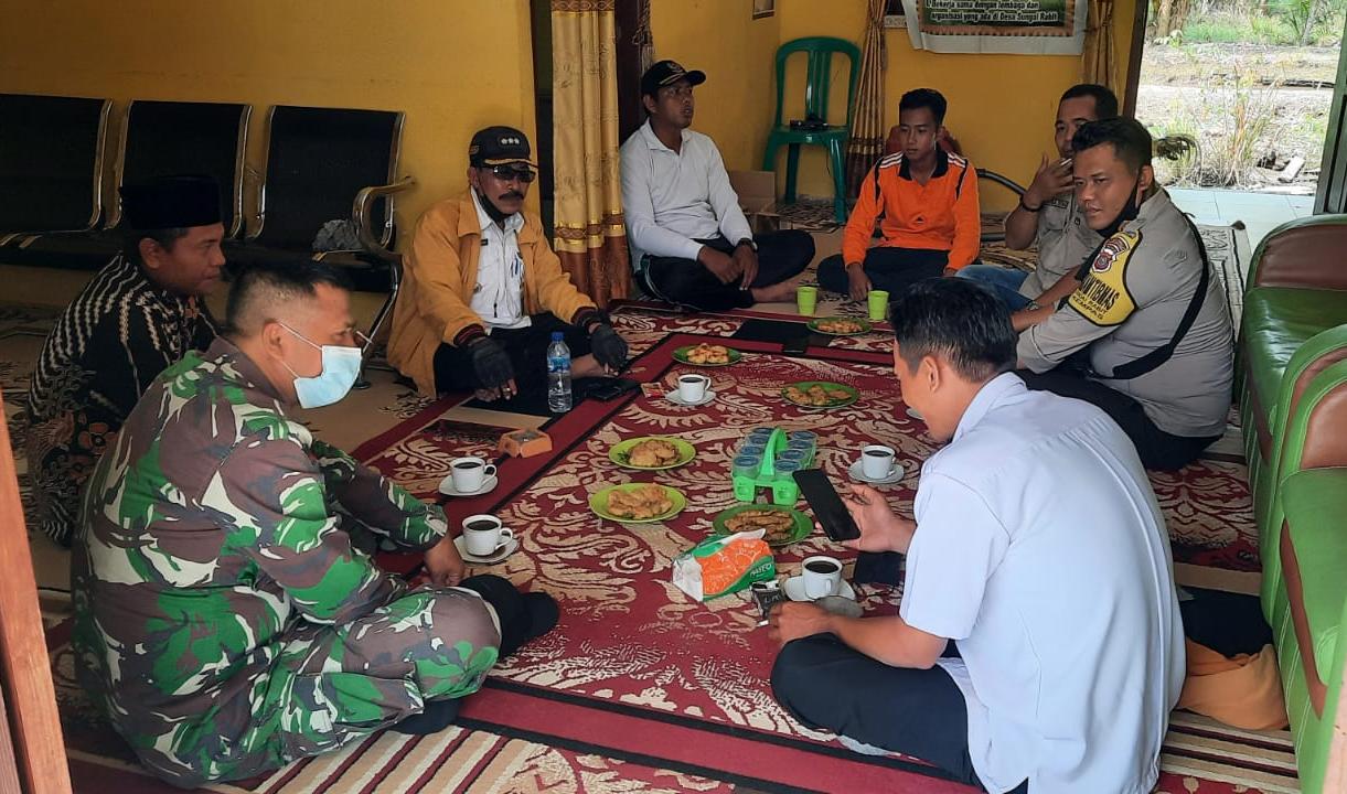 Bentuk Sinergitas, Babinsa Koramil 03/Tempuling Dampingi Kunjungan Kerja Camat Kempas