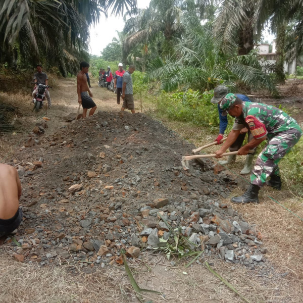 Babinsa Koramil 09/Kemuning Lakukan Penimbunan Jalan Jalur Desa Bersama Warga Desa Binaan