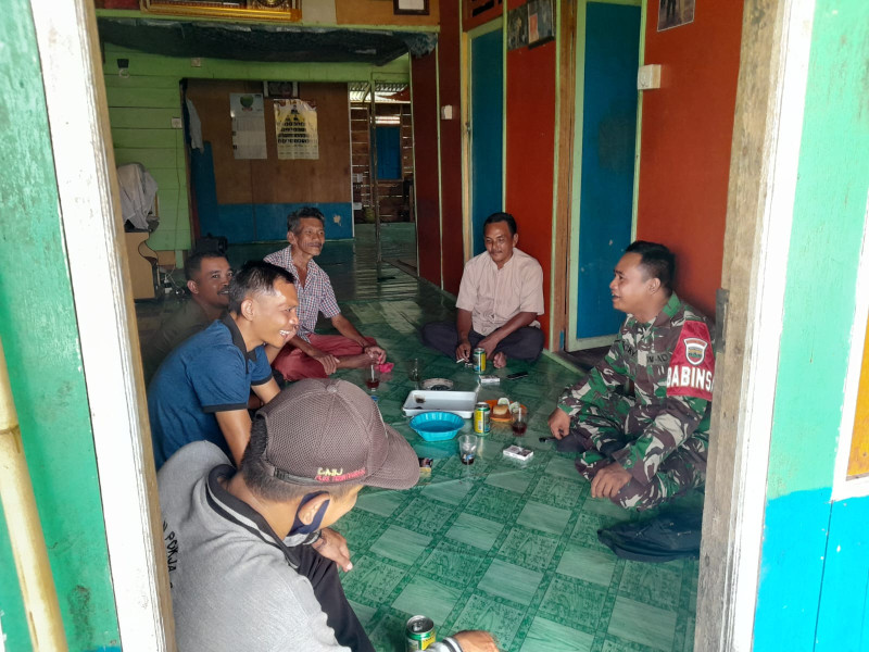 Babinsa Koramil 05/GAS Kodim 0314/Inhil Serda Ricky Giat Komsos Bersama Warga