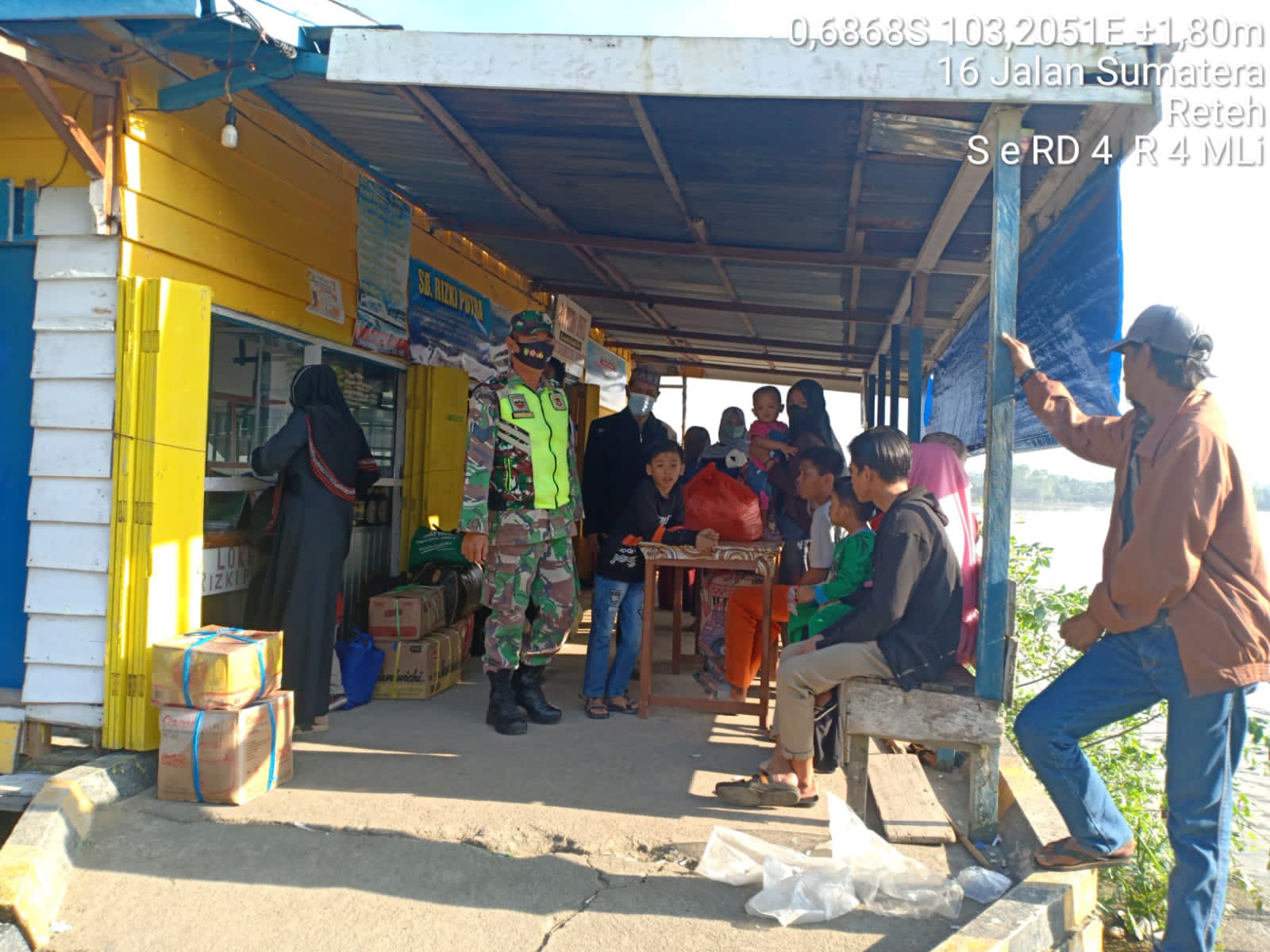 Babinsa Koramil 07/Reteh dan Satgas Terus Bersinergi Tegakkan Prokes Covid-19