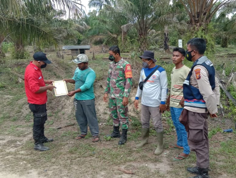 Cegah Karhutla, Babinsa dan Bhabinkamtibmas Laksanakan Patroli dan Sosialisasikan Bahaya Karhutla Ke