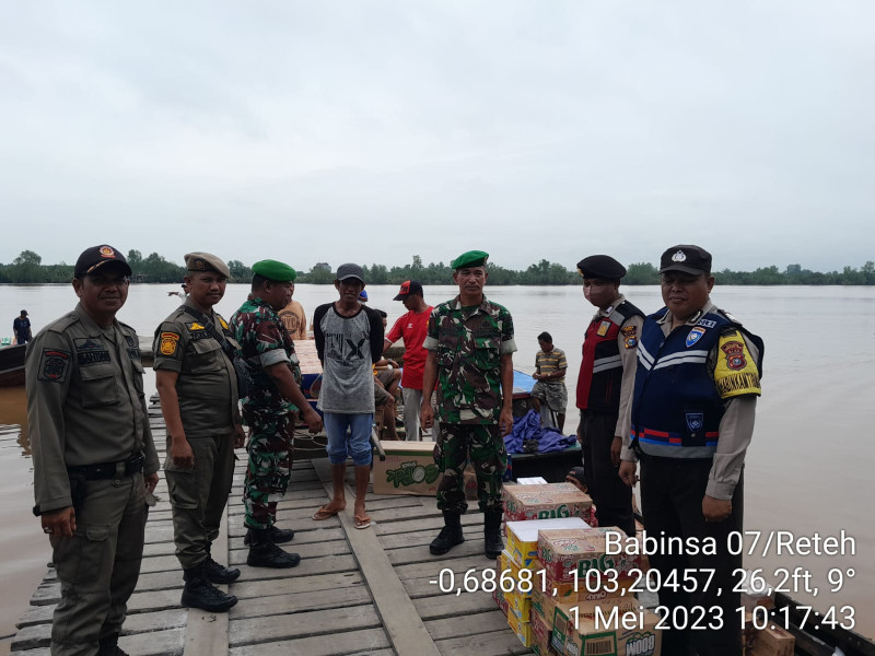 Dalam Rangka Hari Buruh, Babinsa Koramil 07/Reteh Laksanakan Patroli Rutin Di Wilayah