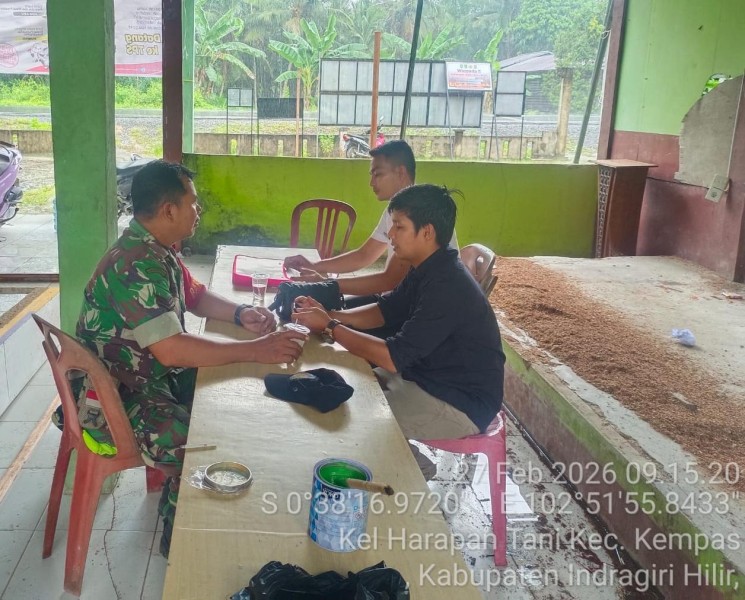 Babinsa Koramil 03/Tpl Laksanakan Komsos Bersama Pemuda Bahas Toleransi Beragama di Bulan Ramadhan