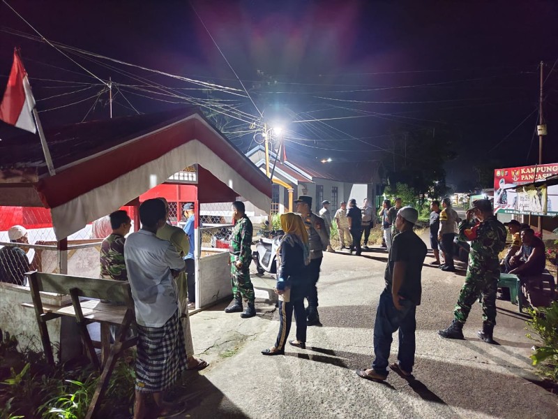 Babinsa Koramil 03/Tpl Bersama Warga, Ciptakan Kondusifitas Wilayah Lewat Patroli Siskamling