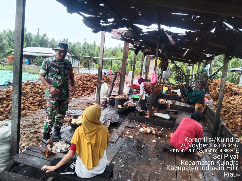 Tanamkan Jiwa-jiwa Pancasila dan Ciptakan Masyarakat Saling Bertoleransi Antar Sesama Melalui Komsos Bersama Babinsa Koramil 04/Kuindra