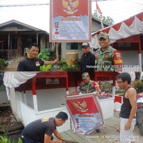 Sambut HUT RI ke-77 anggota Koramil 03/Tempuling Karya Bakti Bersama Warga Kampung Pancasila 