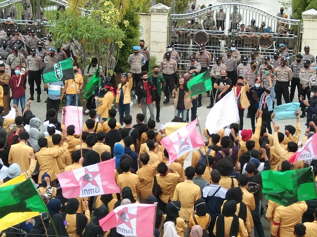Tolak UU Cipta Kerja, Ratusan Mahasiswa Gruduk DPRD Inhil