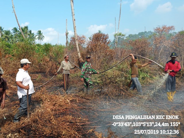 Selain di Kempas, TNI dan Masyarakat Juga Berjibaku Padamkan Api di Enok