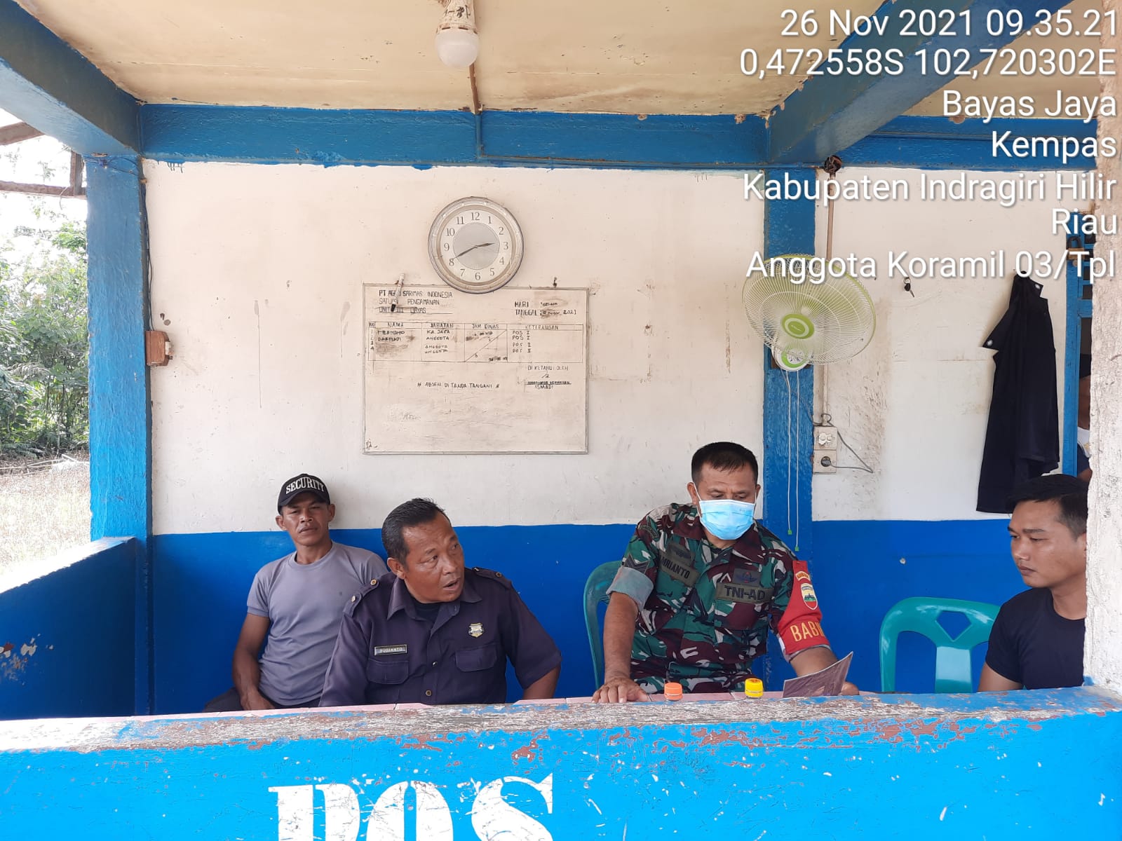 Ciptakan Keamanan, Babinsa 03/Tempuling Komsos dengan Security