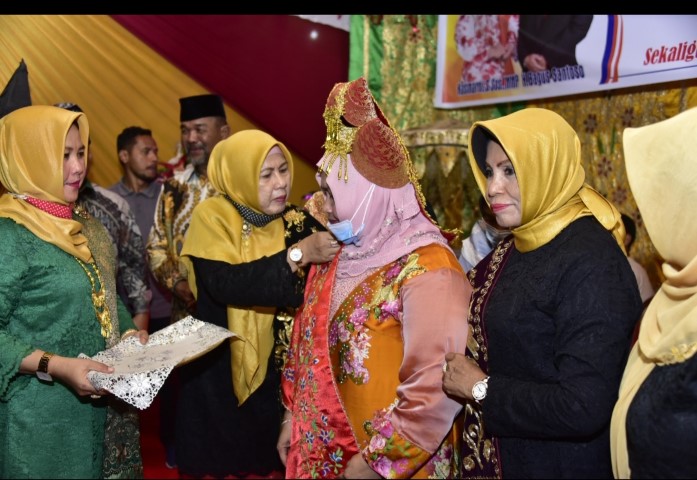 Di Sela Deklarasi, Kasmarni Terima Gelar Bundo Kanduang PKDP 