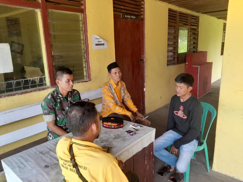 Jaga Keamanan Desa, Babinsa Koramil 07/Reteh Laksanakan Komsos Dengan Masyarakat