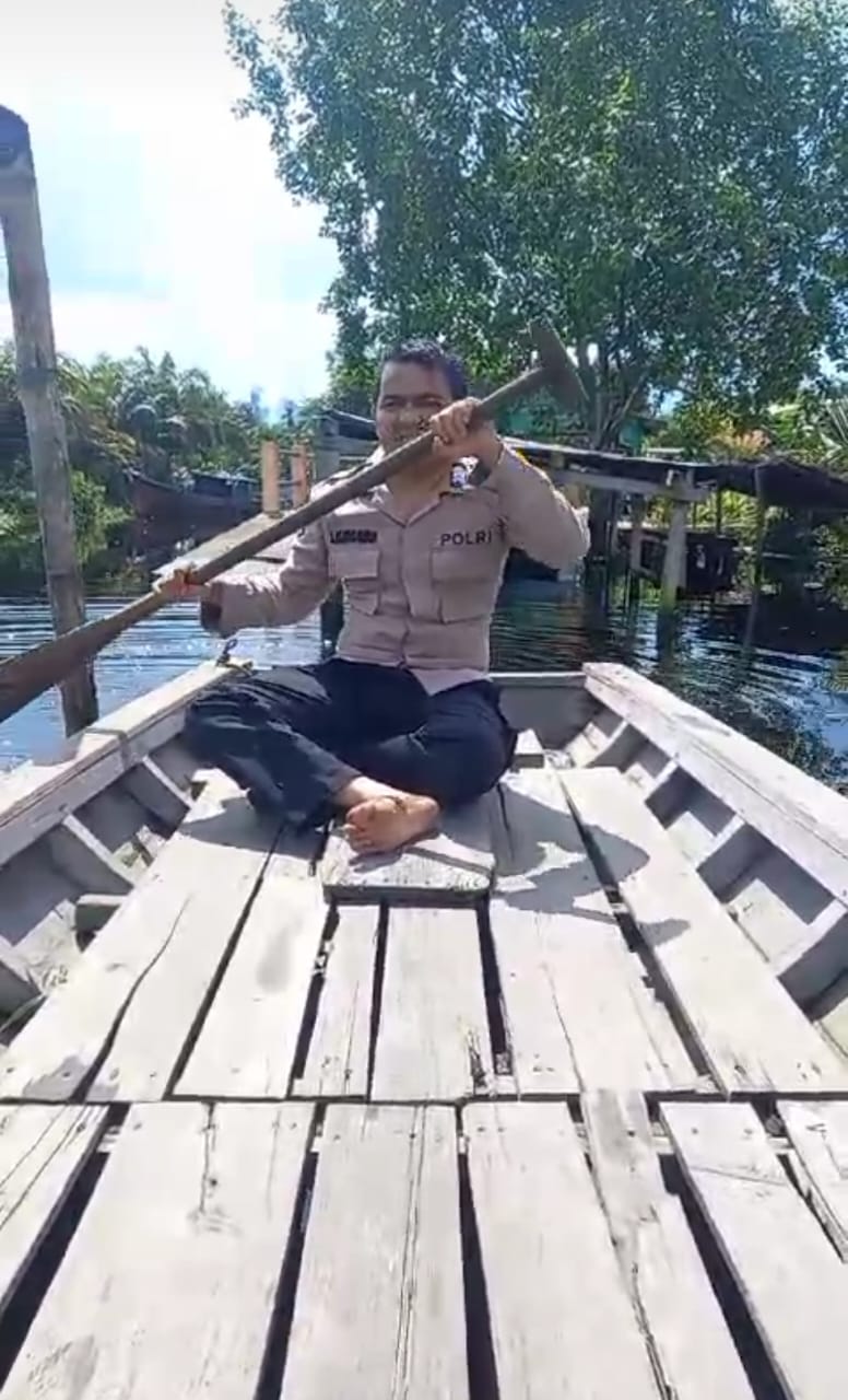 Sambangi Warga, Bhabinkamtibmas Desa Gembira Brigadir Sebi Kurniawan Menyebrangi Sungai Beri Himbauan Kamtibmas