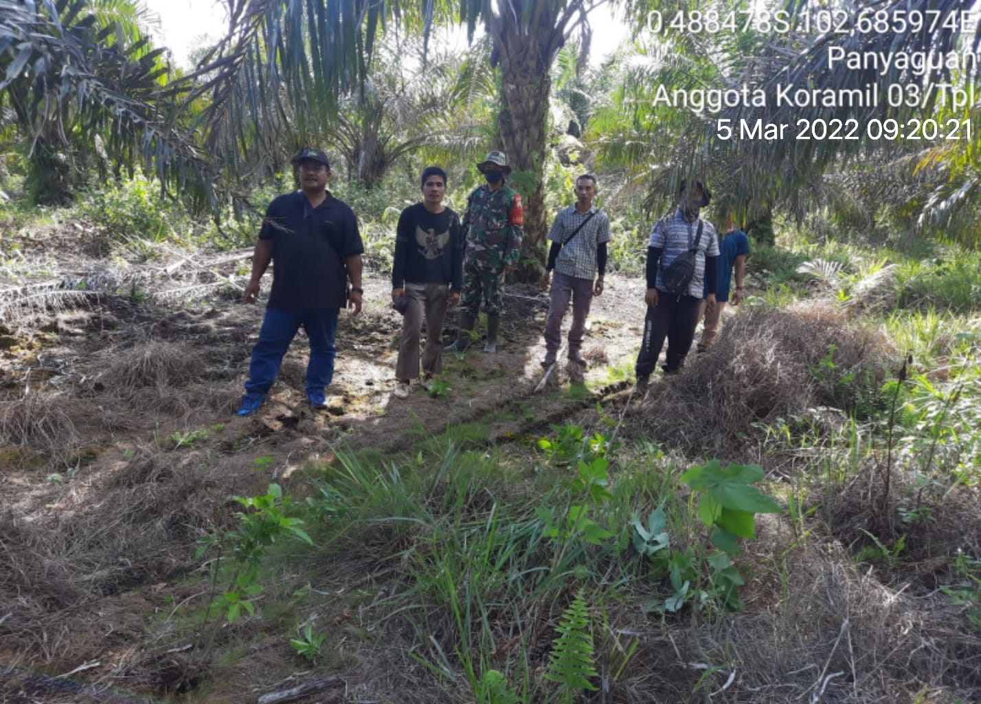 Babinsa 03/Tempuling Rangkul Warga Lakukan Patroli Karlahut, Pantau Wilayah Rawan Kebakaran