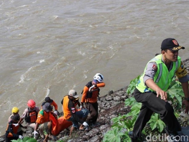 Mayat Pria Tanpa Busana Mengambang di Sungai Hebohkan Warga Jombang