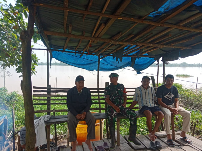 Babinsa 03/Tpl Sambangi Ketua RT Imbau Jaga Kamtibmas pada Bulan Ramadhan