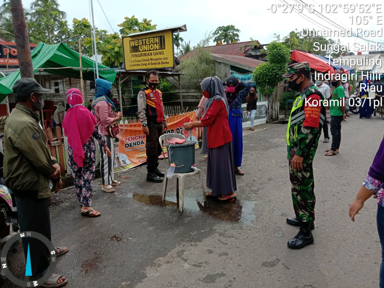 Babinsa Koramil 03/Tempuling Kodim 0314/Inhil Bersama Bhabinkamtibmas Terapkan Prokes 