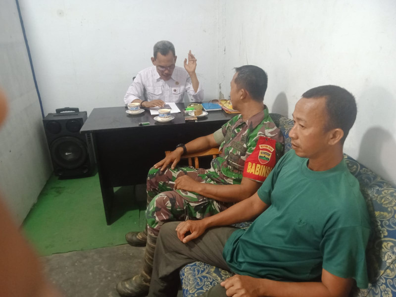 Koramil 07/Reteh Jalin Silaturahmi Sekaligus Jaga Kebersamaan Di Desa Sanglar Melalui Komsos