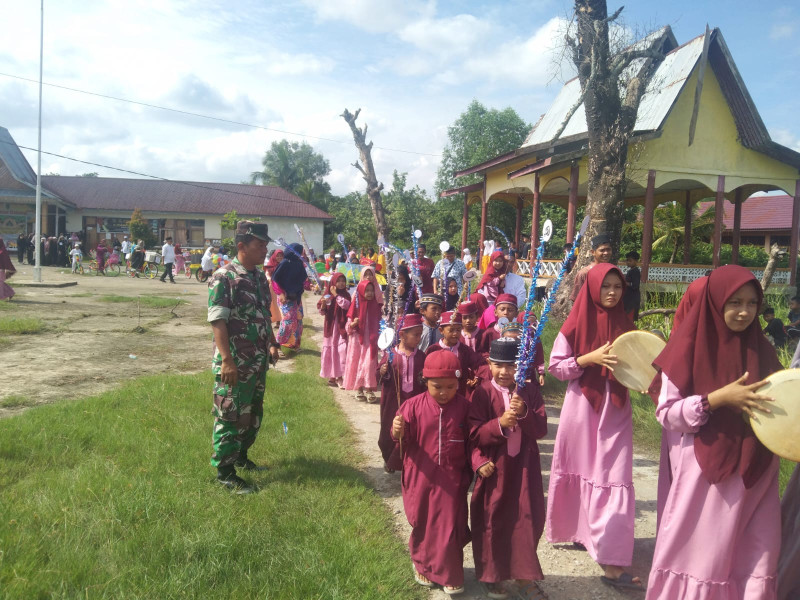 Peringati Tahun Baru Islam, Babinsa Koramil 04//Kdr Ikut Hadiri Kegiatan Pawai Karnaval