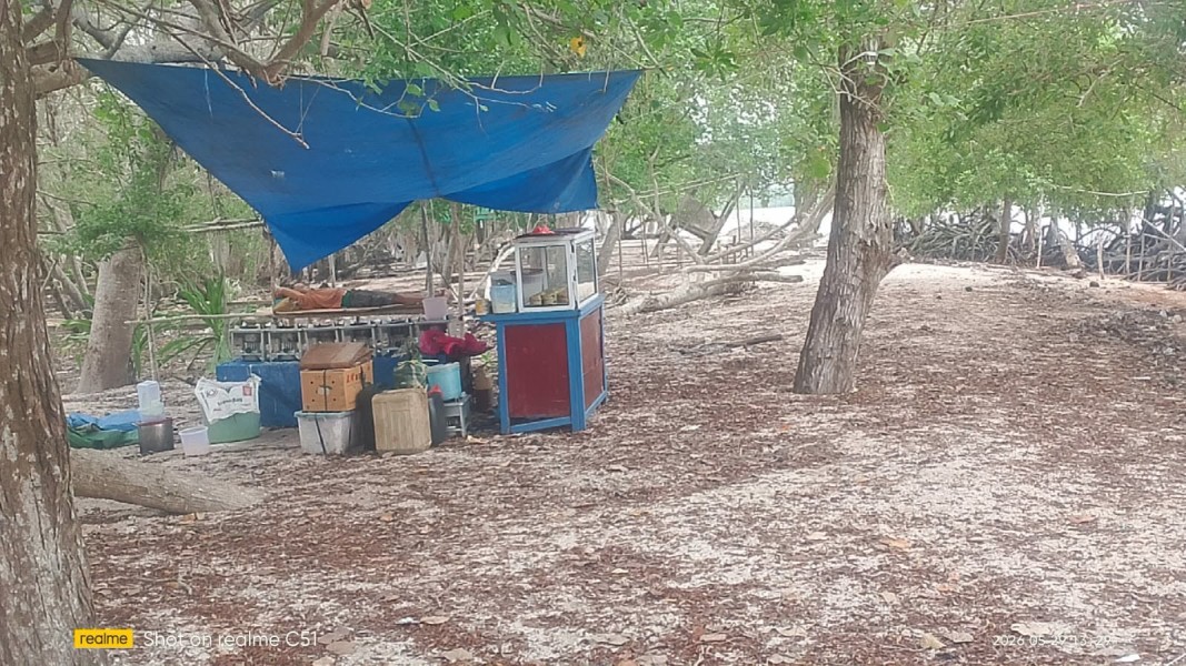 Pedagang Rugi, Makanan Basi: Masyarakat Pantai Solop Kecewa Dampak Pemberitaan dan Imbauan dari Pemerintah