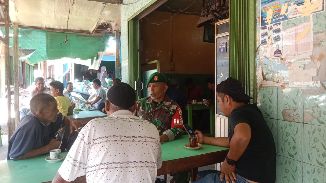 Guna Eratkan Silaturahmi, Babinsa Koramil 05/Gas Kopda Umar Nasution Komsos Bersama Warga Diwarung Kopi