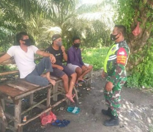 Babinsa Koramil 03/Siak Laksanakan Patroli dan Sosialisasi Karlahut