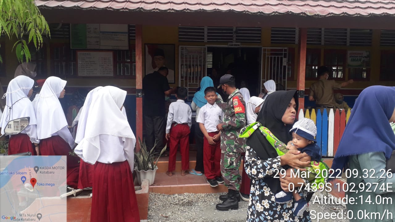 Sertu Syamsurizal Bantu dan Dampingi Vaksinasi Pelajar di Wilayah Binaan