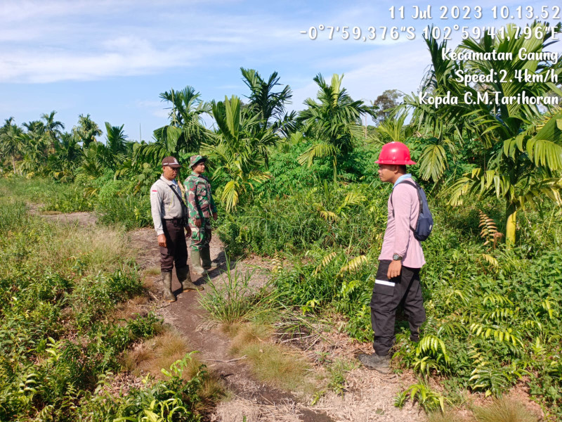 Babinsa Koramil 05/Gas Kopda Chandra Manto Talihora Patroli Rutin Lakukan Sosialisasi Karhutla di Wilayah Binaan