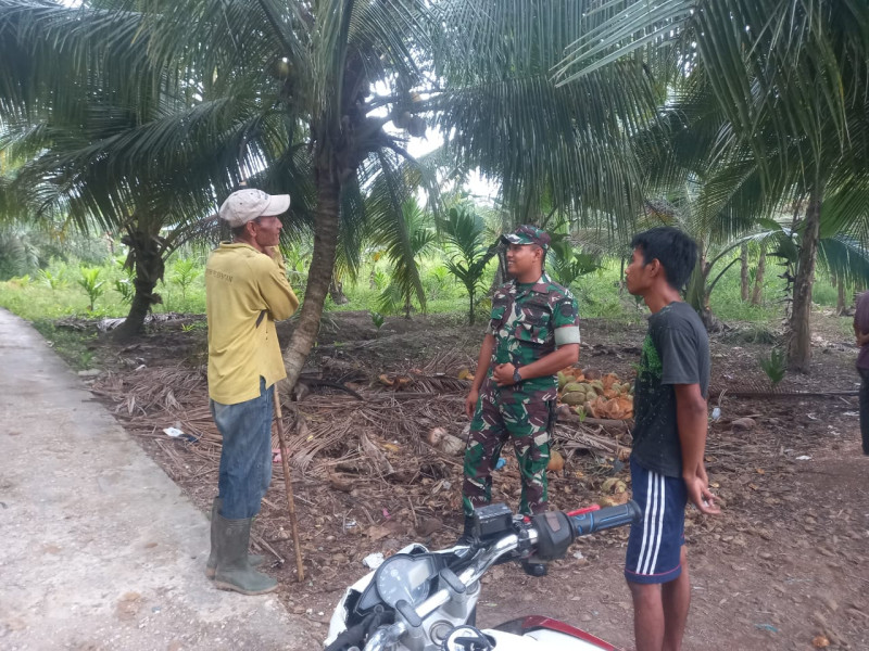 Babinsa Koramil 05/Gas Pratu Sandi Wahyudi Laksanakan Patroli Karlahut Di Desa Pungkat