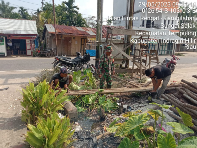 Gotong Royong Di Kampung Pancasila, Babinsa 03/Tpl Sekaligus Jadikan Ajang Komsos Dengan Warga