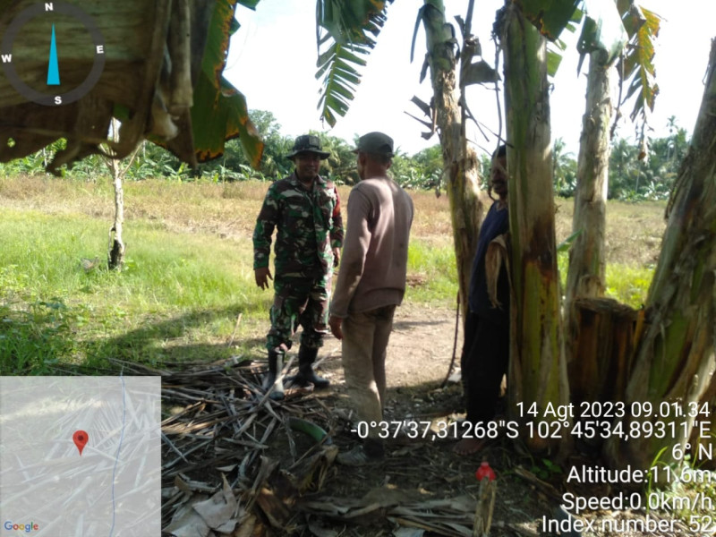Babinsa Koramil 09/Kemuning Cegah Kebakaran Terkait Karhutla di Wilayah Binaan