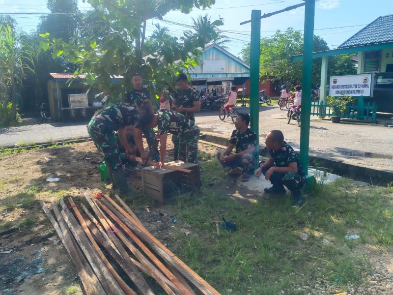 Babinsa Koramil 03/Tempuling, Bergotong Royong untuk Meningkatkan Produktivitas Sawah melalui Pembangunan Parit Cacing